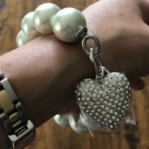 Brand new pearl elasticized bracelet.